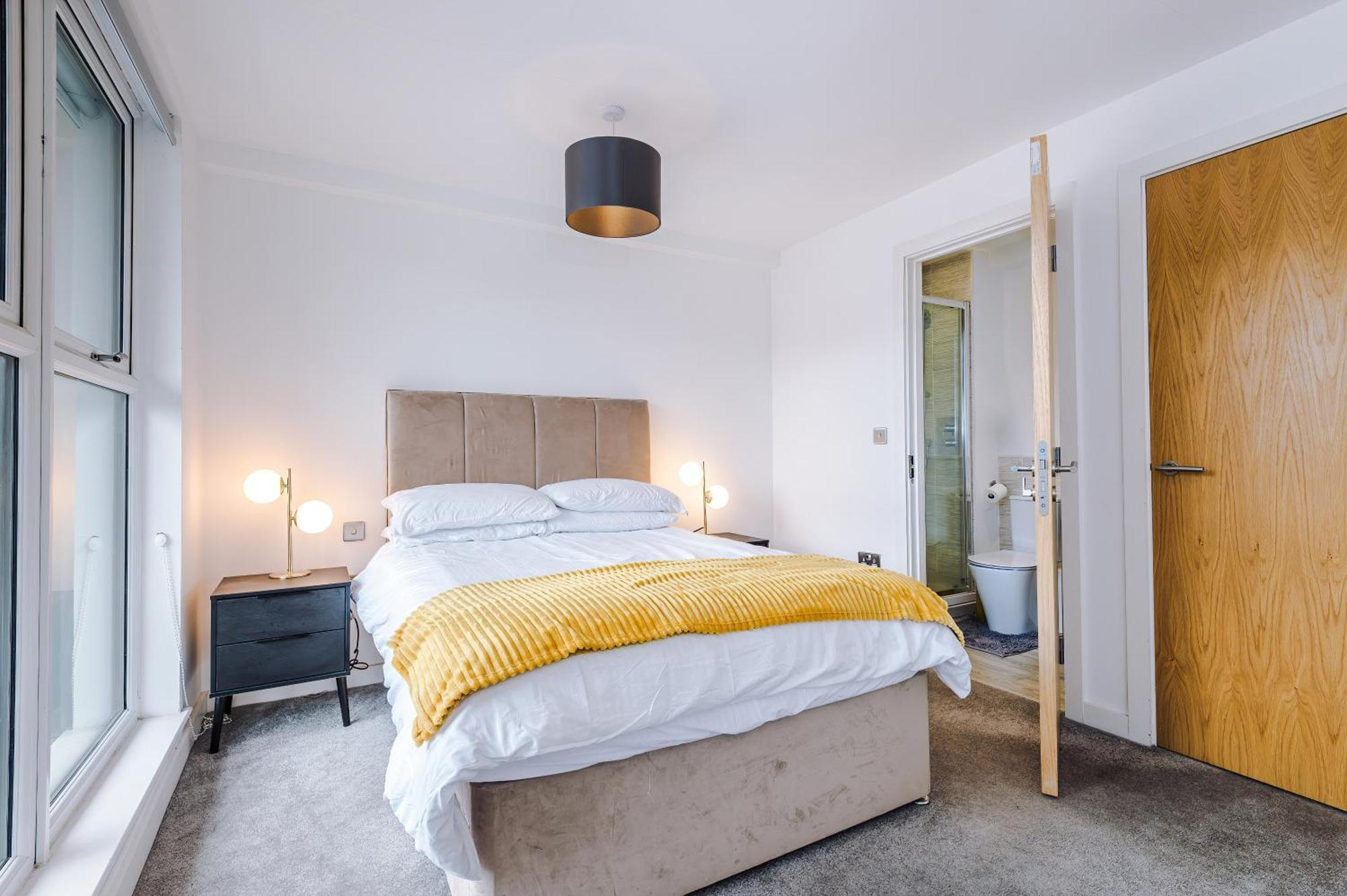 Modern 2 Bed Apartment With Balcony By Host A Home Manchester Extérieur photo