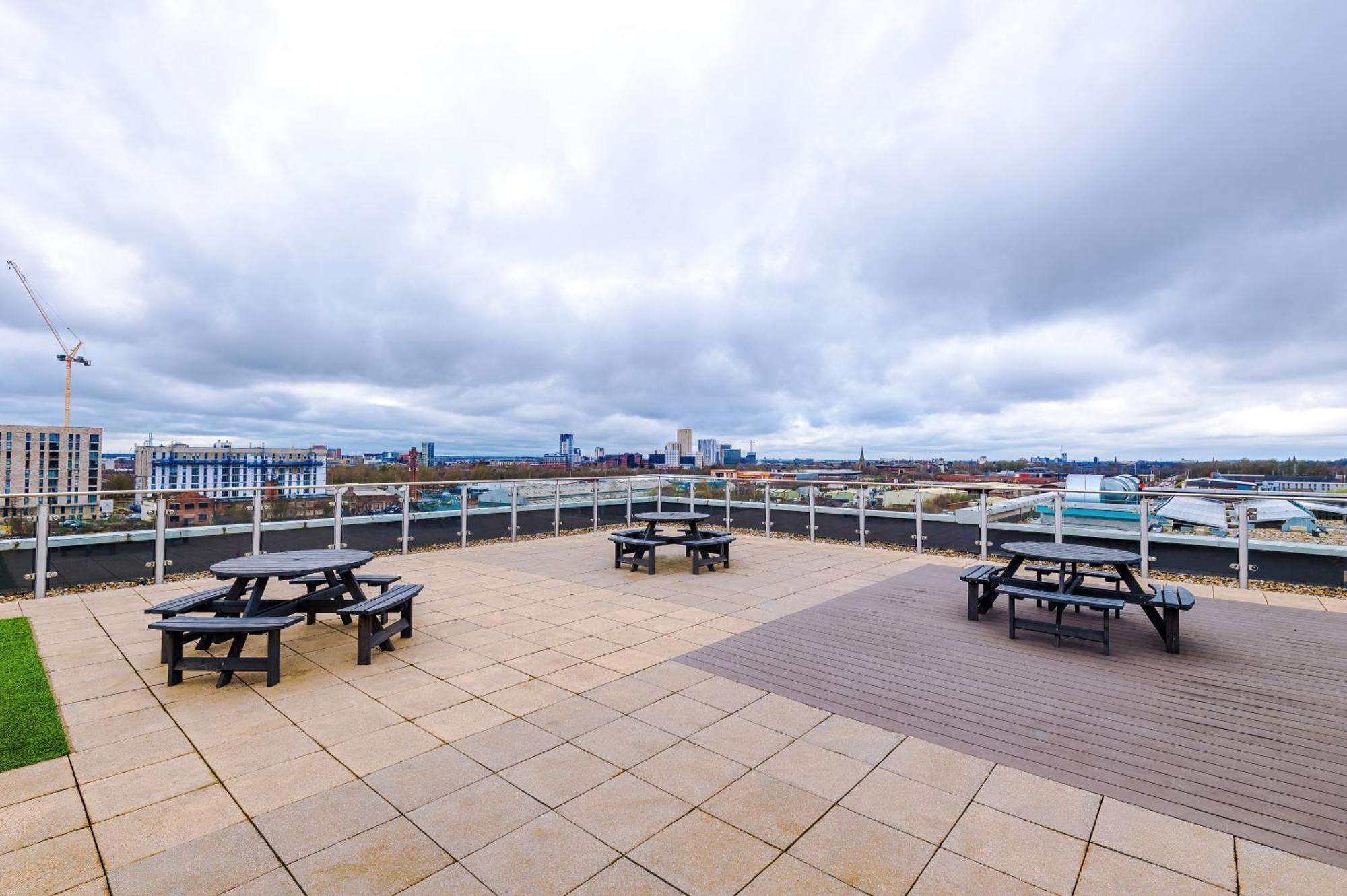 Modern 2 Bed Apartment With Balcony By Host A Home Manchester Extérieur photo