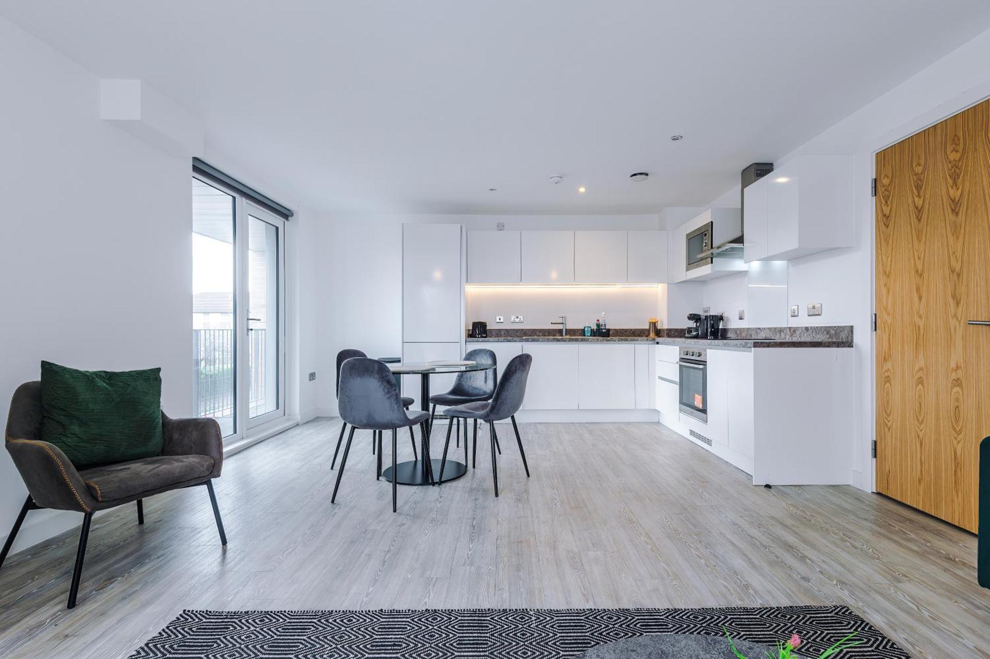 Modern 2 Bed Apartment With Balcony By Host A Home Manchester Extérieur photo