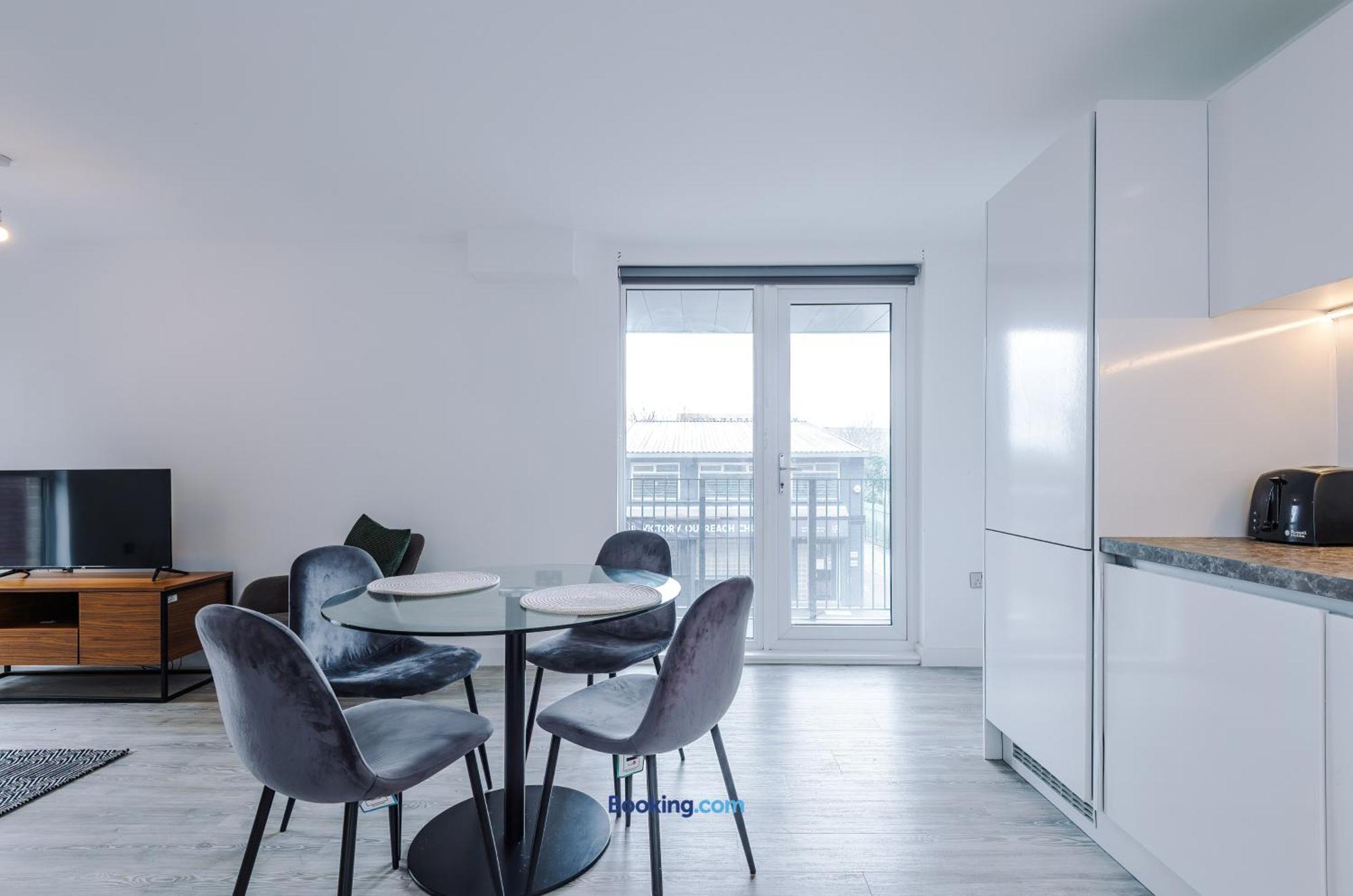 Modern 2 Bed Apartment With Balcony By Host A Home Manchester Extérieur photo