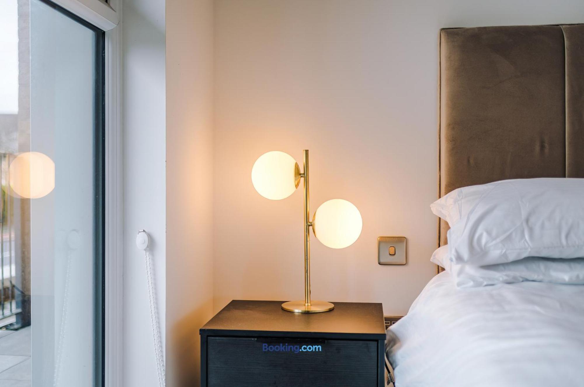 Modern 2 Bed Apartment With Balcony By Host A Home Manchester Extérieur photo