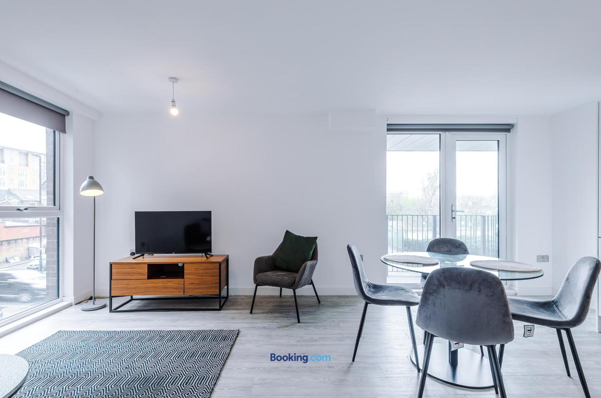 Modern 2 Bed Apartment With Balcony By Host A Home Manchester Extérieur photo