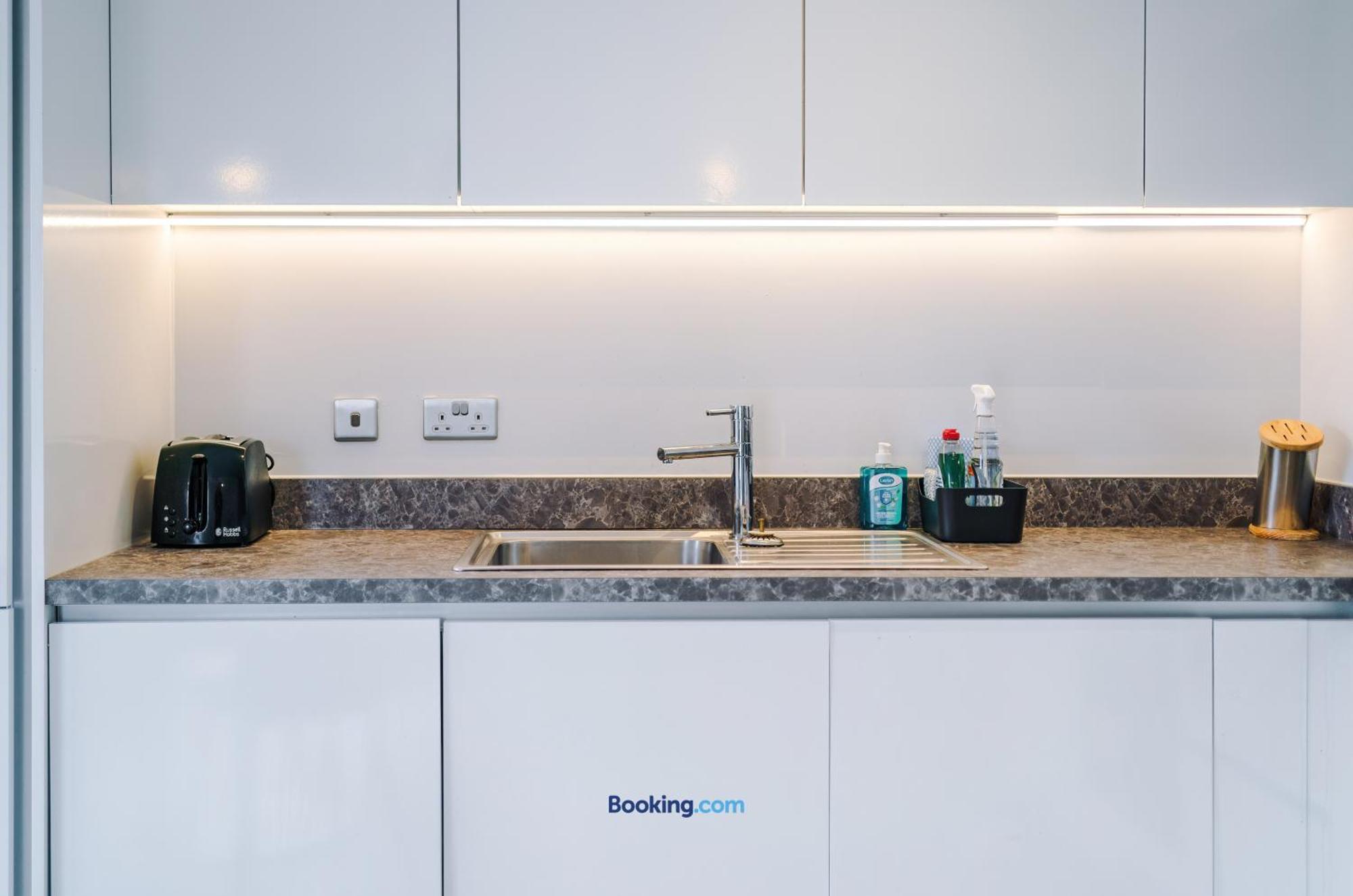 Modern 2 Bed Apartment With Balcony By Host A Home Manchester Extérieur photo