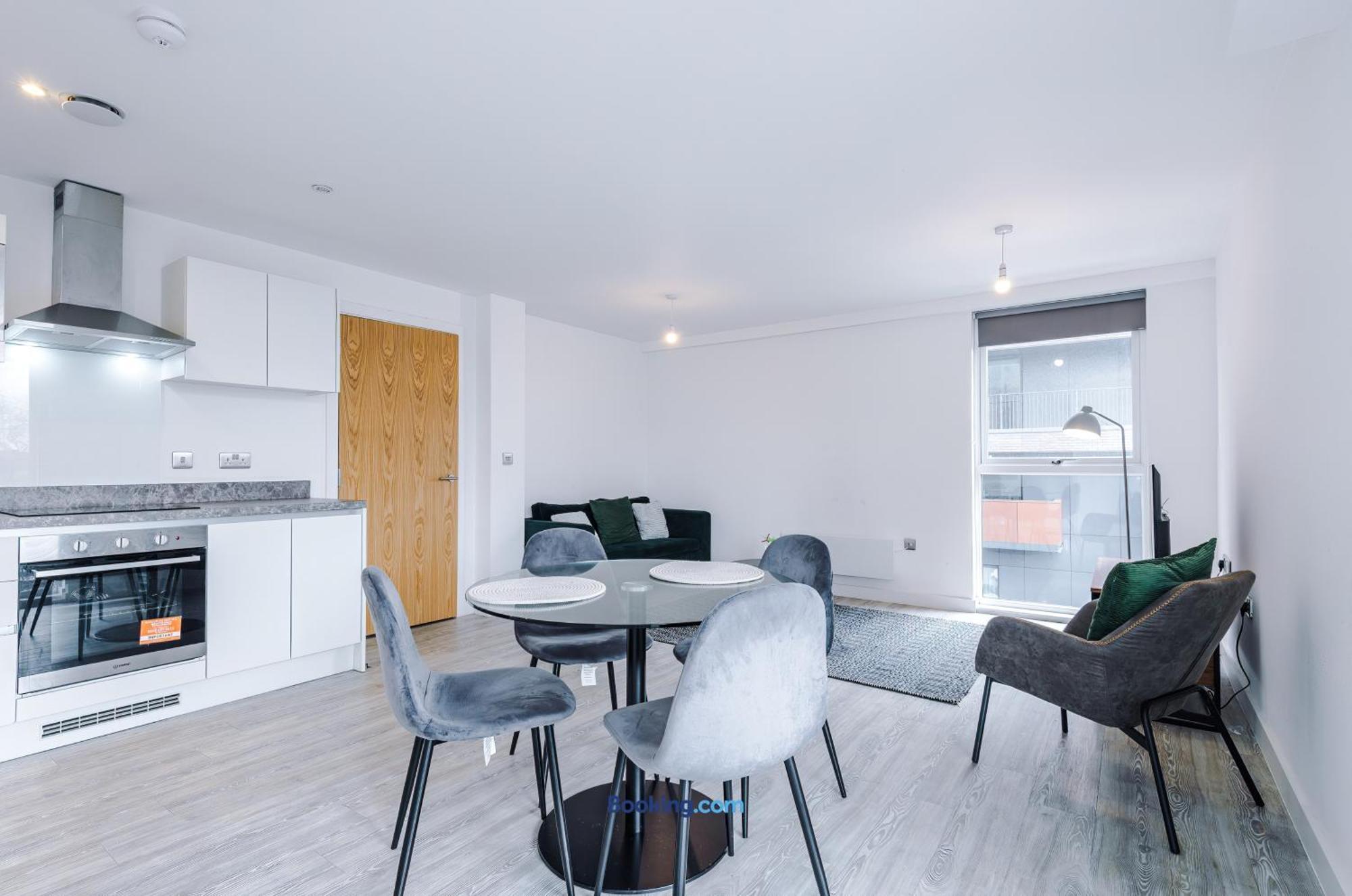 Modern 2 Bed Apartment With Balcony By Host A Home Manchester Extérieur photo