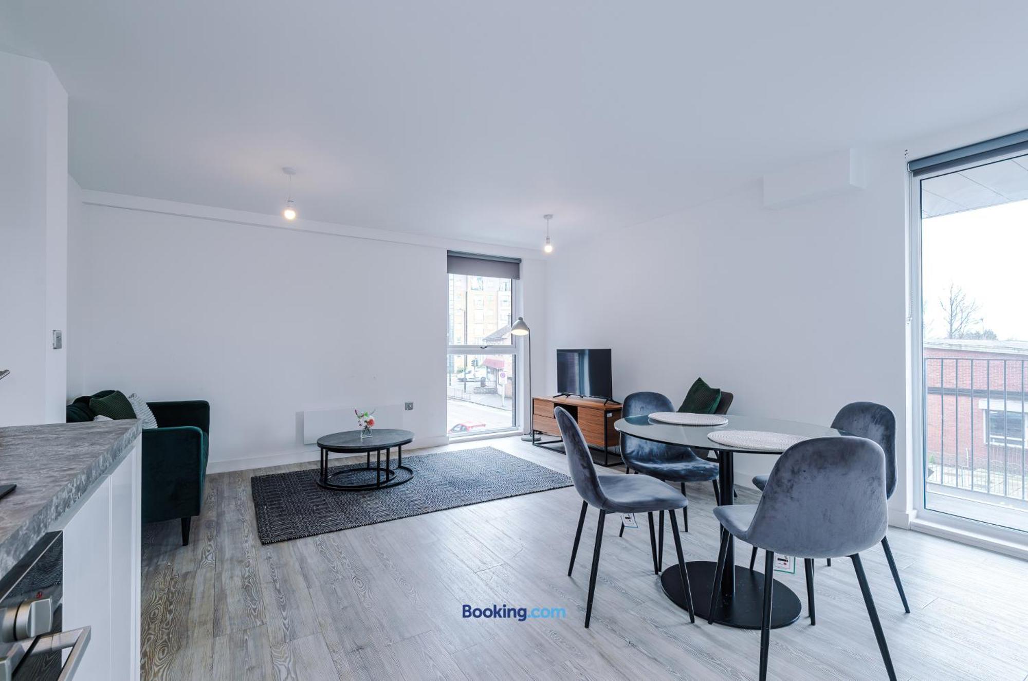 Modern 2 Bed Apartment With Balcony By Host A Home Manchester Extérieur photo