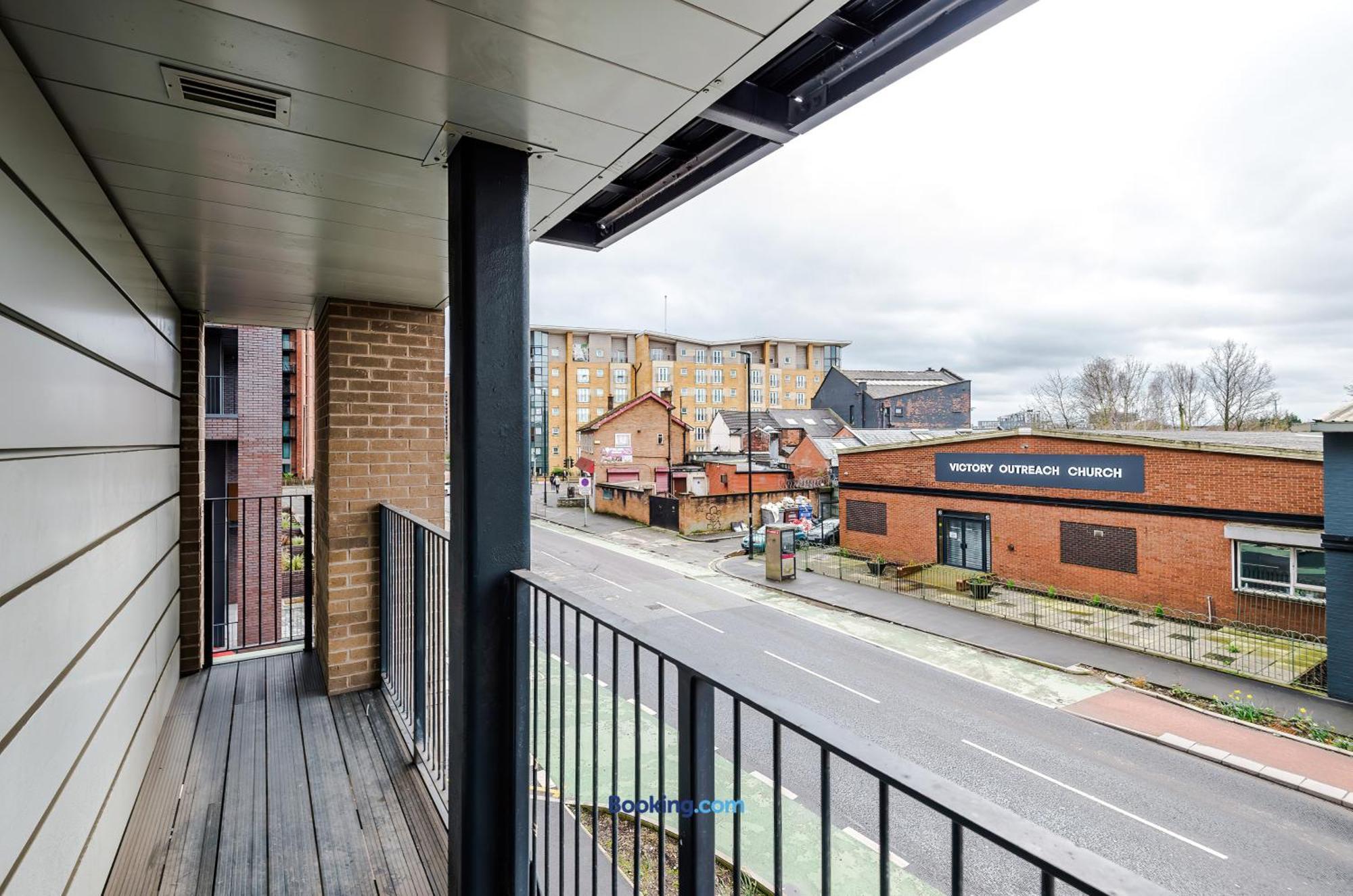 Modern 2 Bed Apartment With Balcony By Host A Home Manchester Extérieur photo