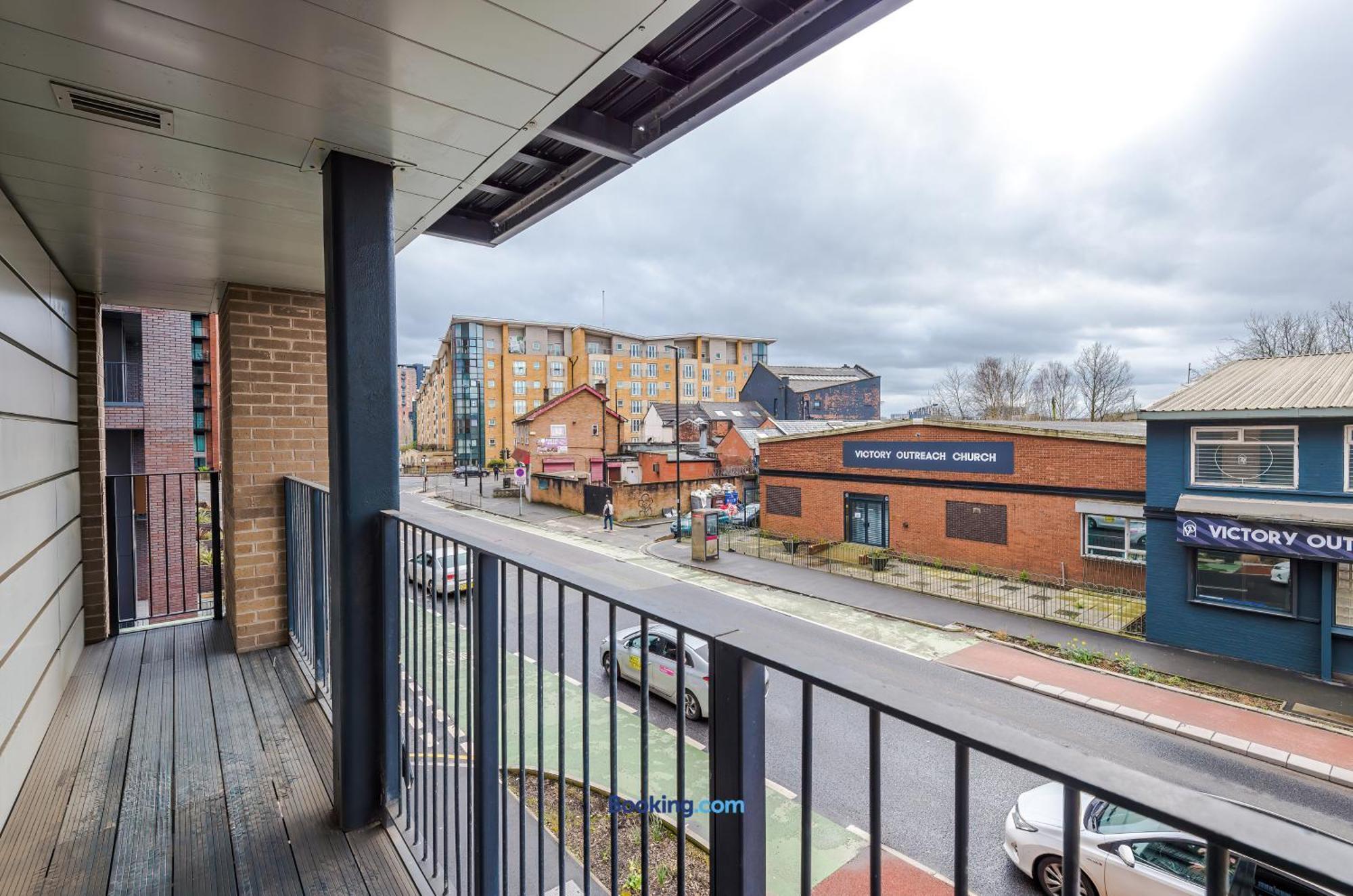 Modern 2 Bed Apartment With Balcony By Host A Home Manchester Extérieur photo