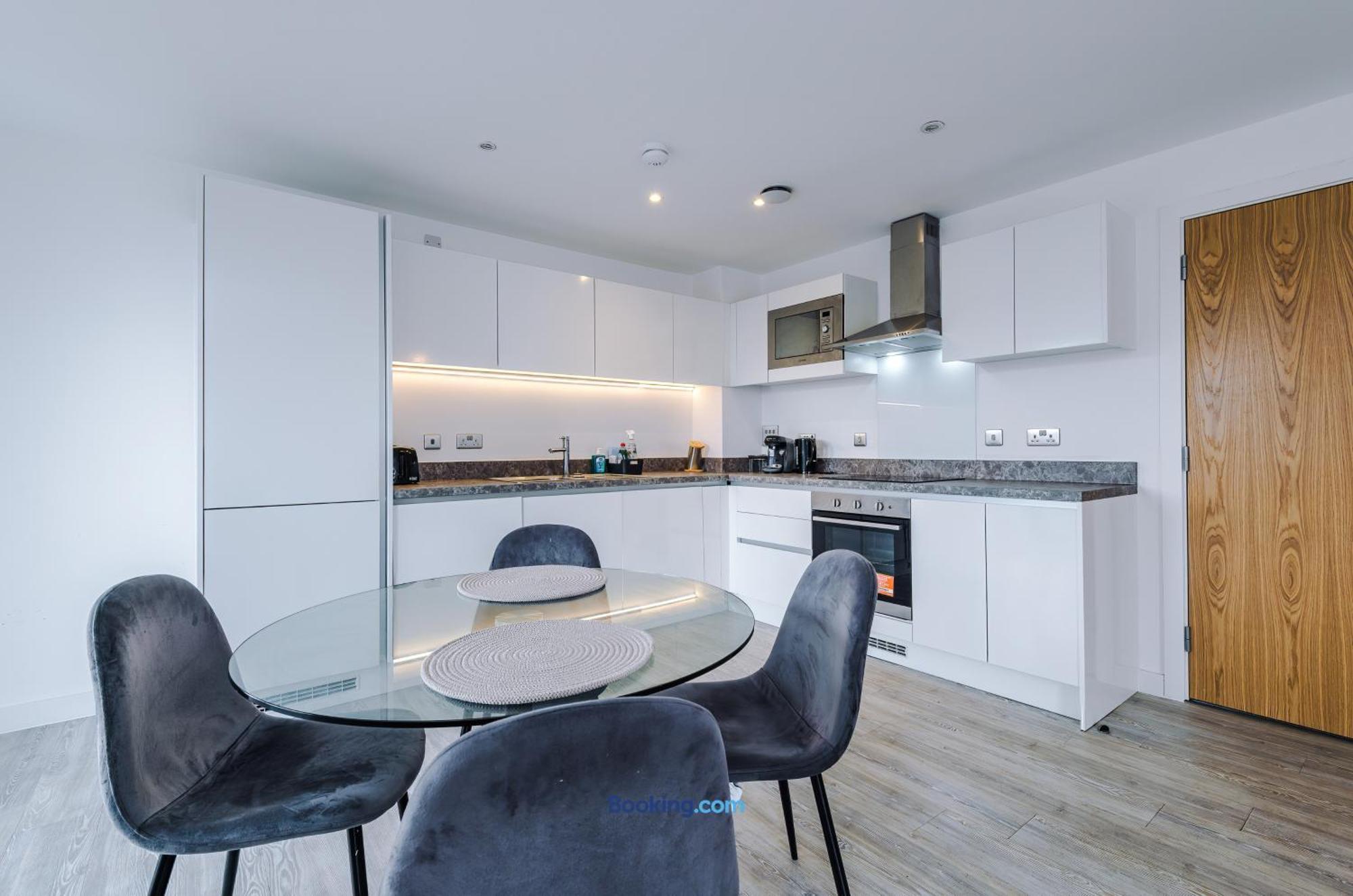 Modern 2 Bed Apartment With Balcony By Host A Home Manchester Extérieur photo