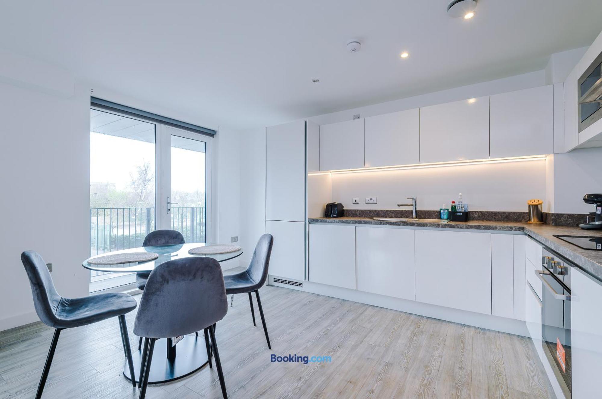 Modern 2 Bed Apartment With Balcony By Host A Home Manchester Extérieur photo