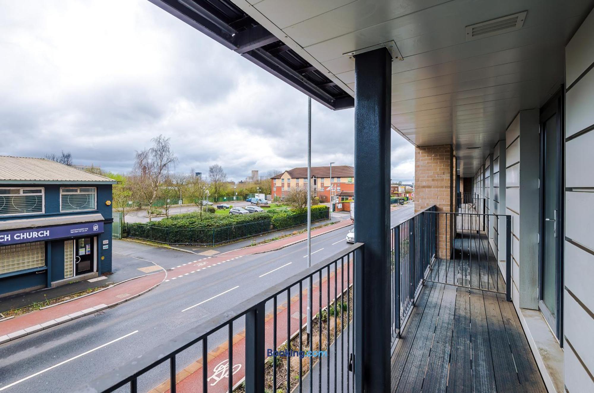 Modern 2 Bed Apartment With Balcony By Host A Home Manchester Extérieur photo