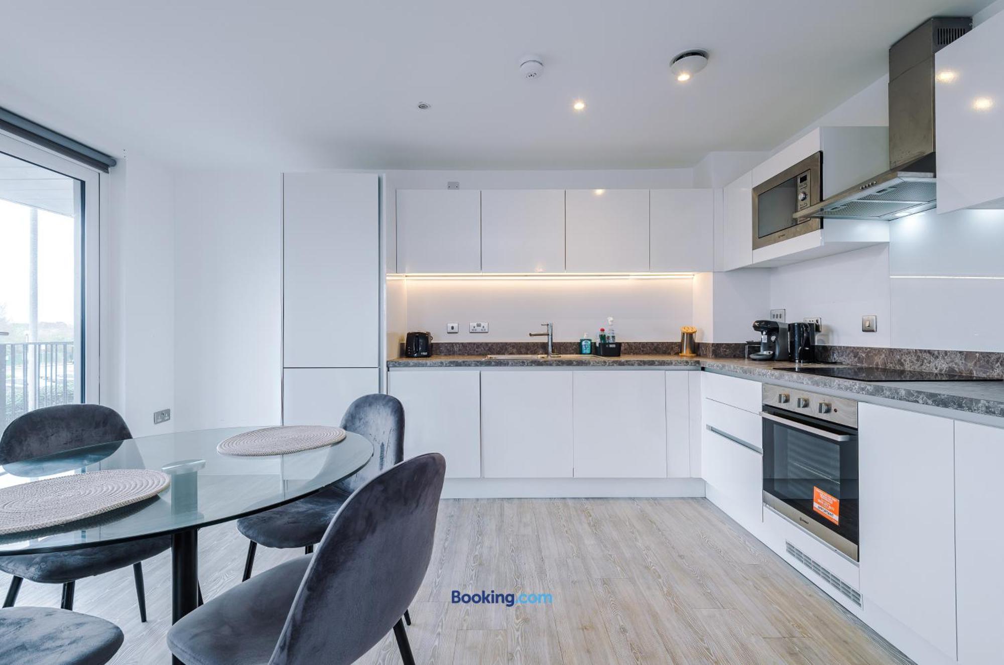 Modern 2 Bed Apartment With Balcony By Host A Home Manchester Extérieur photo