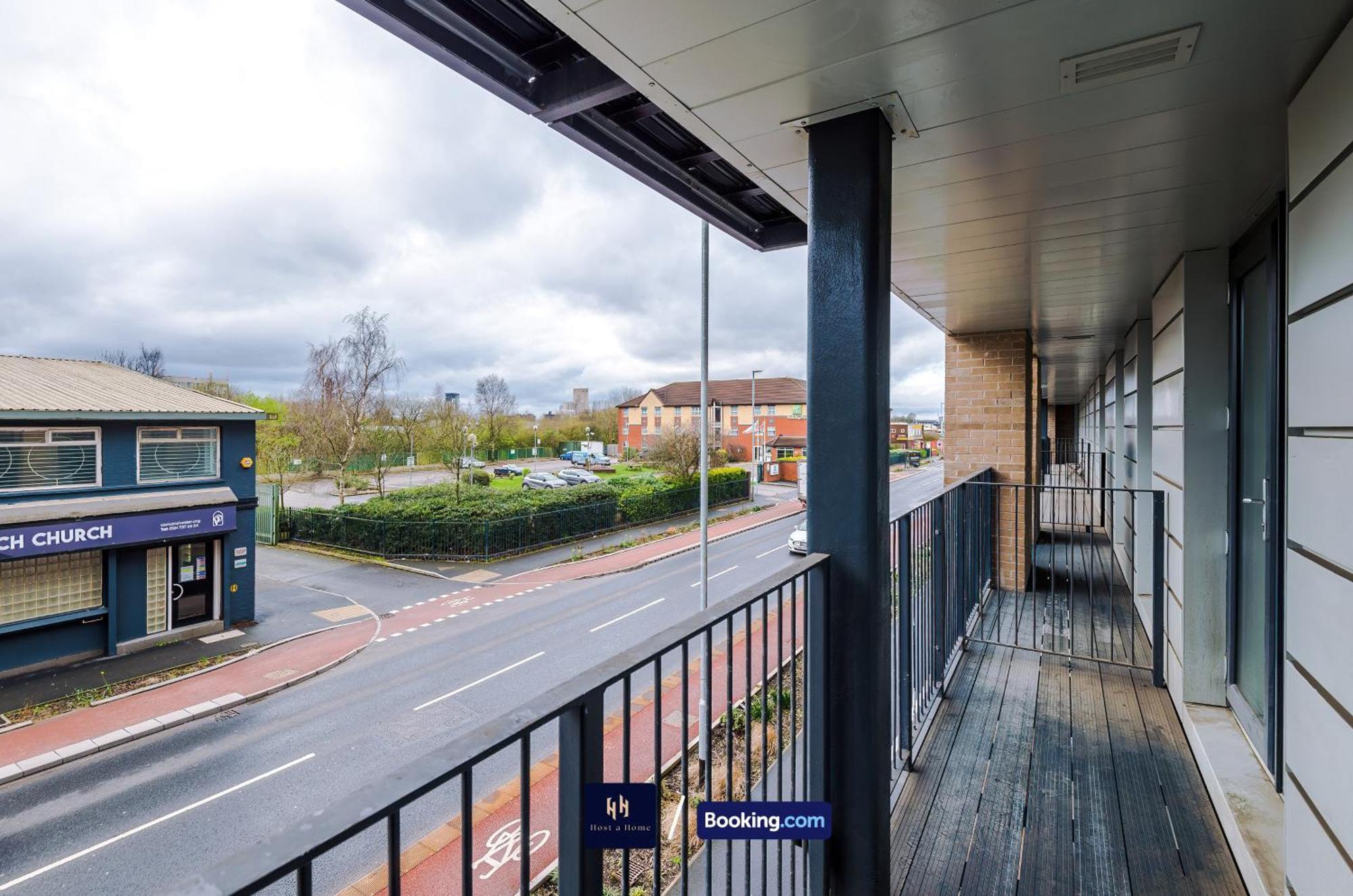 Modern 2 Bed Apartment With Balcony By Host A Home Manchester Extérieur photo