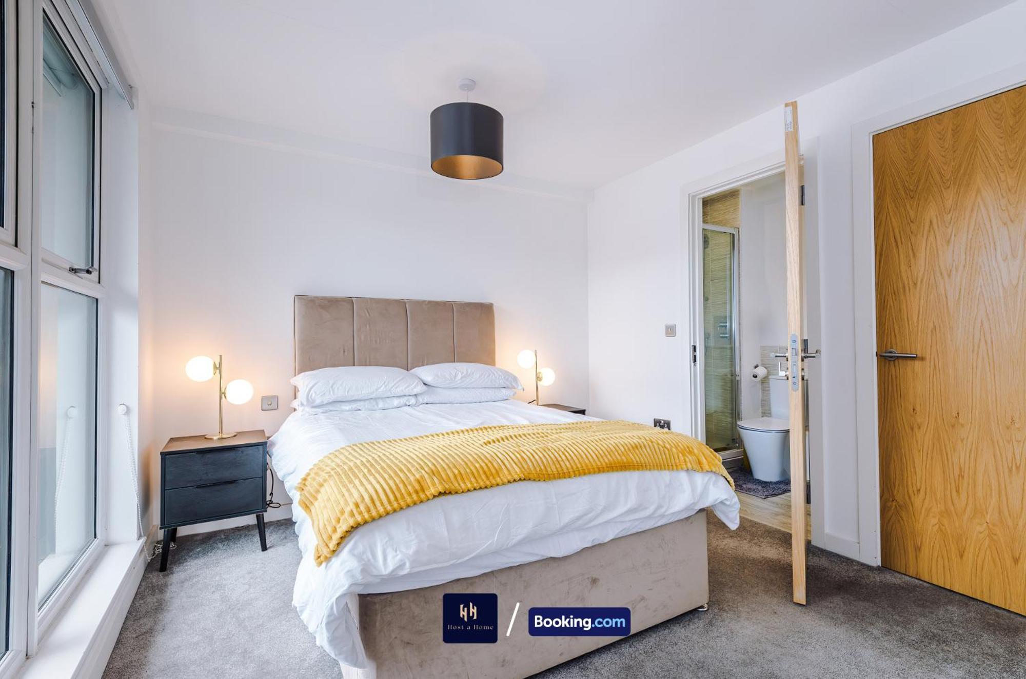 Modern 2 Bed Apartment With Balcony By Host A Home Manchester Extérieur photo