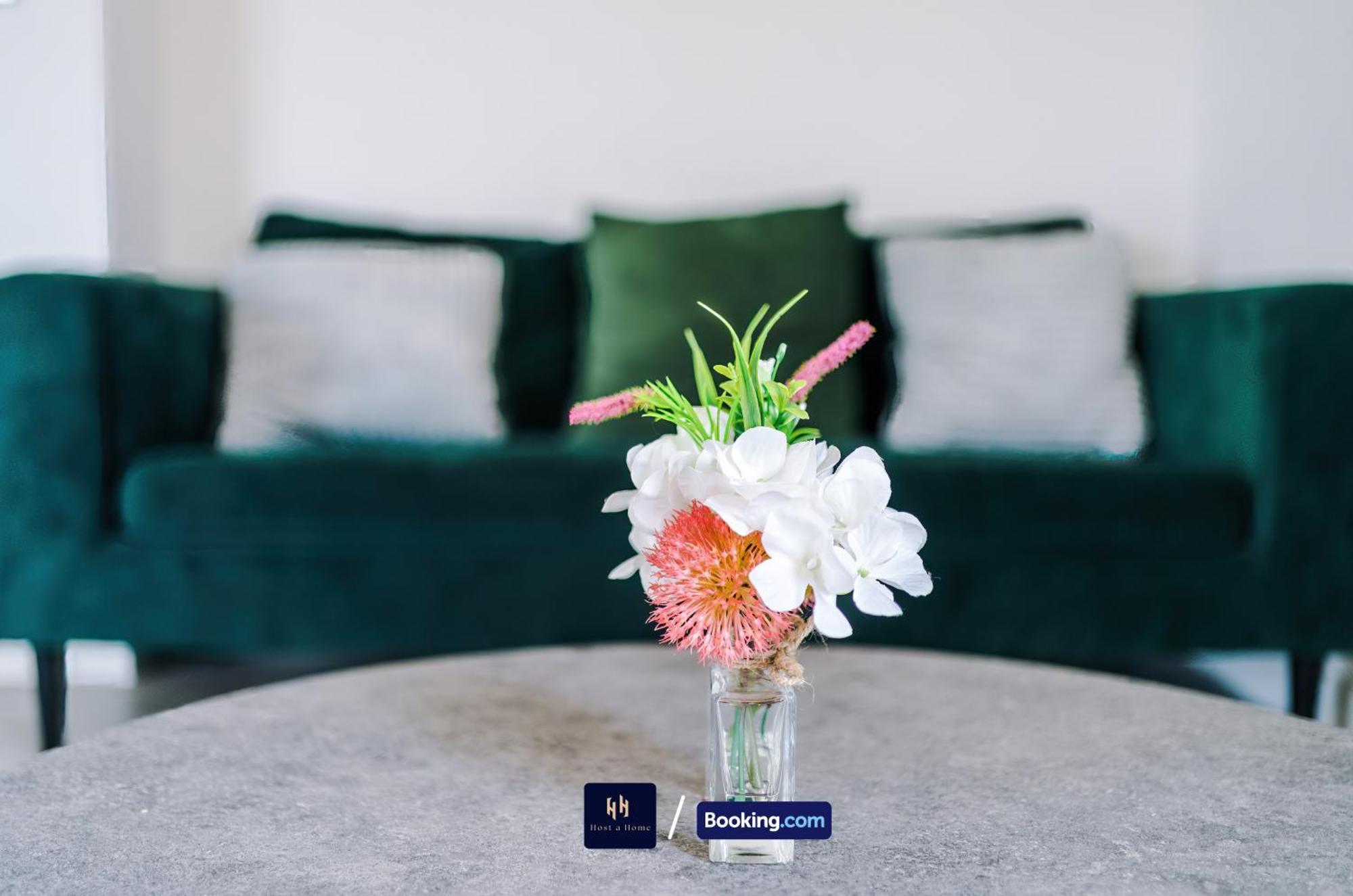 Modern 2 Bed Apartment With Balcony By Host A Home Manchester Extérieur photo