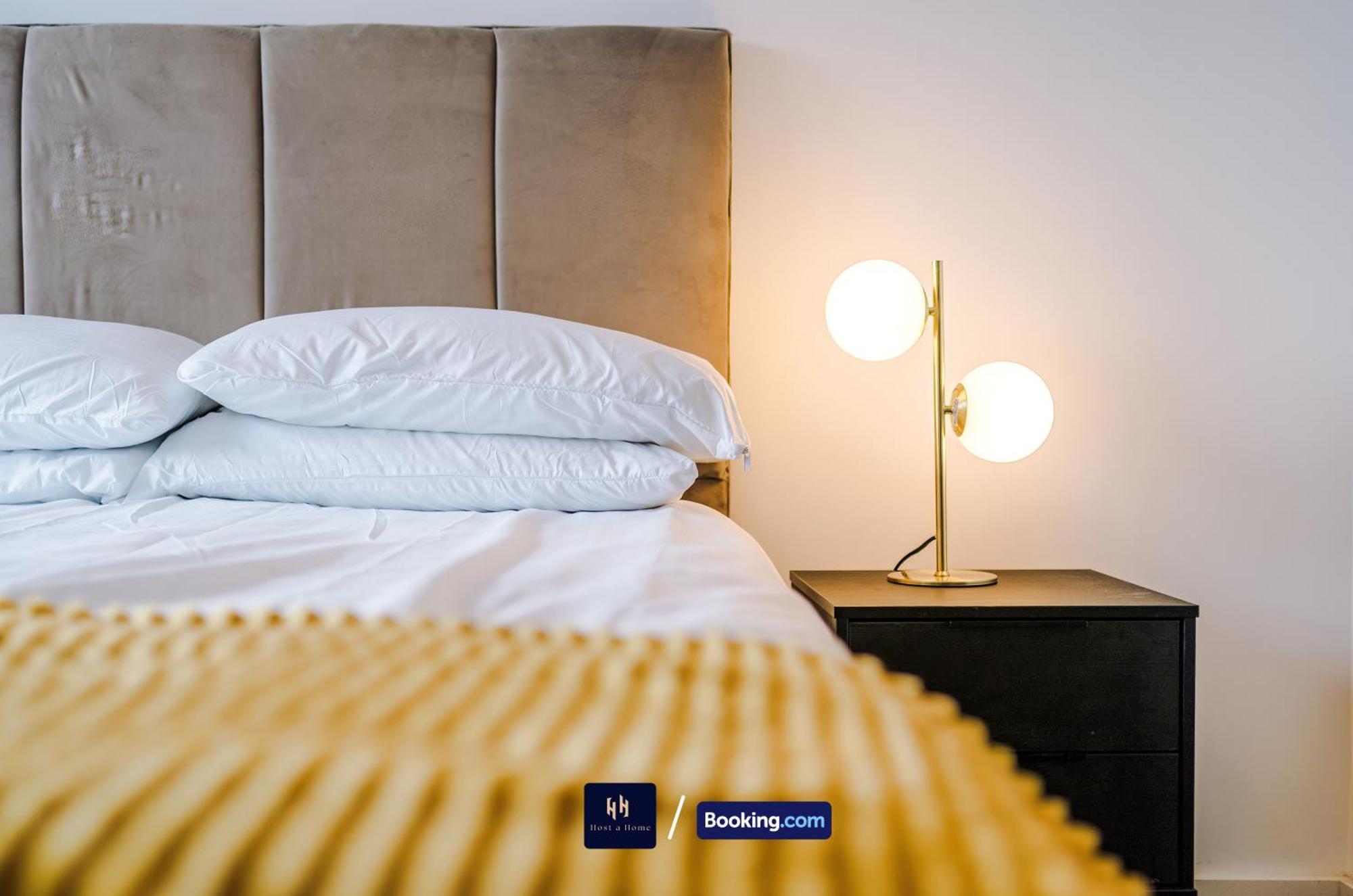 Modern 2 Bed Apartment With Balcony By Host A Home Manchester Extérieur photo