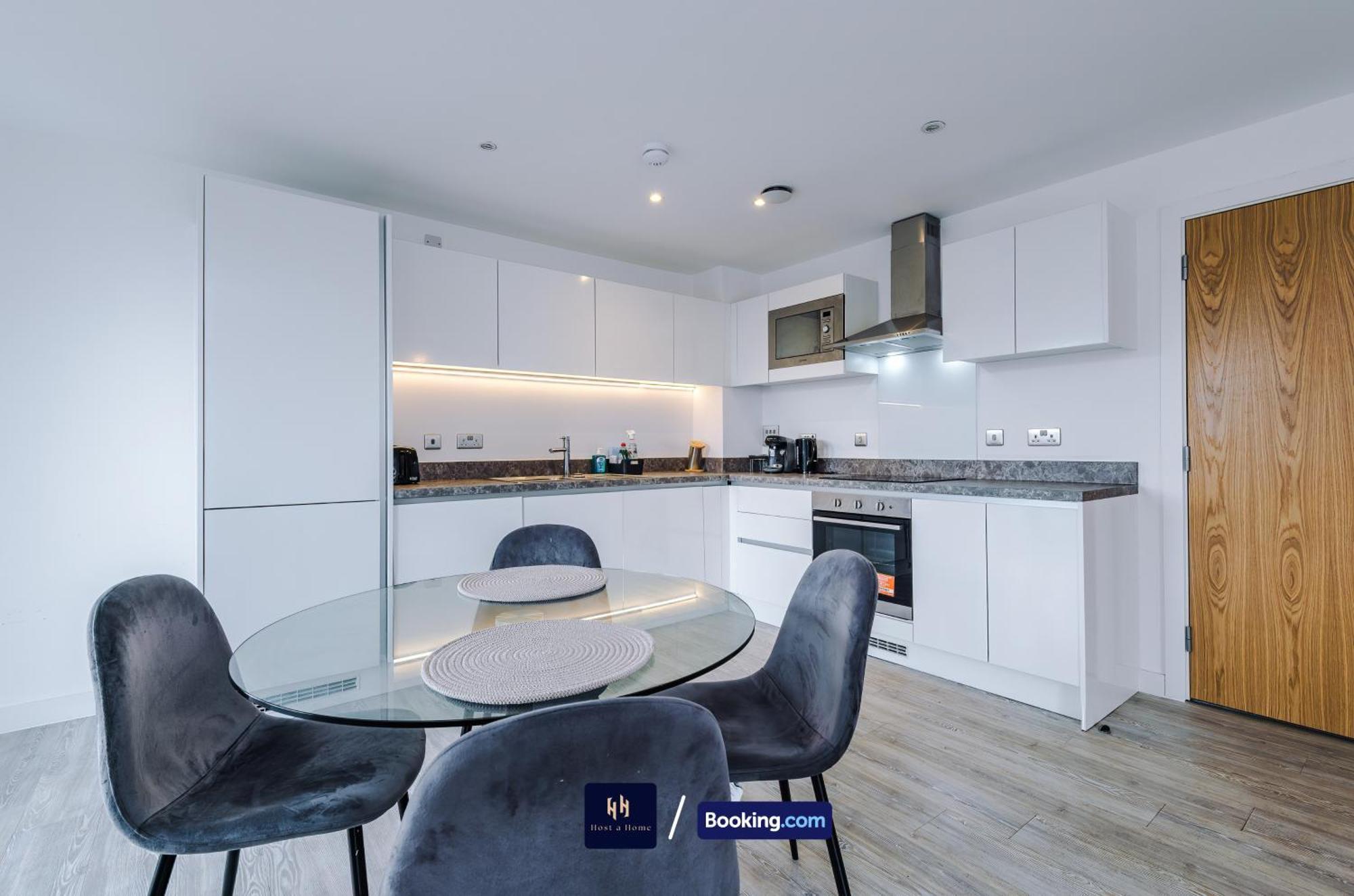 Modern 2 Bed Apartment With Balcony By Host A Home Manchester Extérieur photo