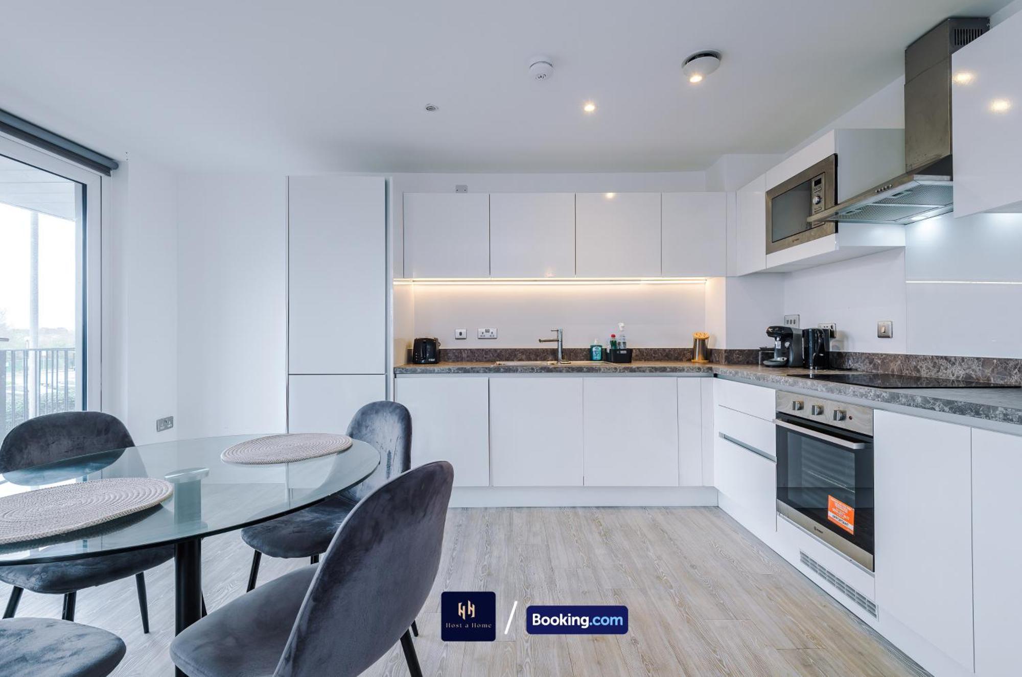 Modern 2 Bed Apartment With Balcony By Host A Home Manchester Extérieur photo