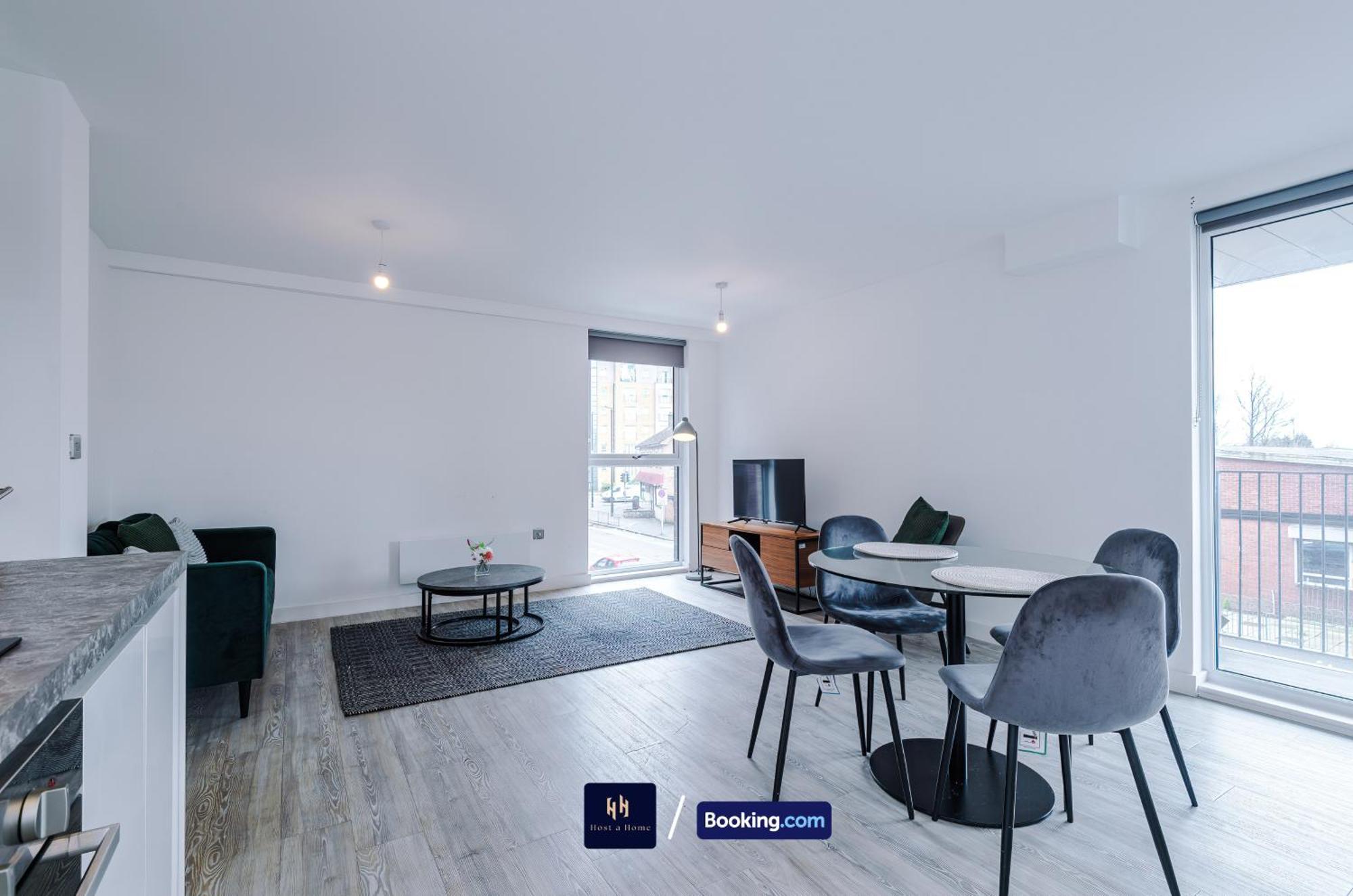 Modern 2 Bed Apartment With Balcony By Host A Home Manchester Extérieur photo