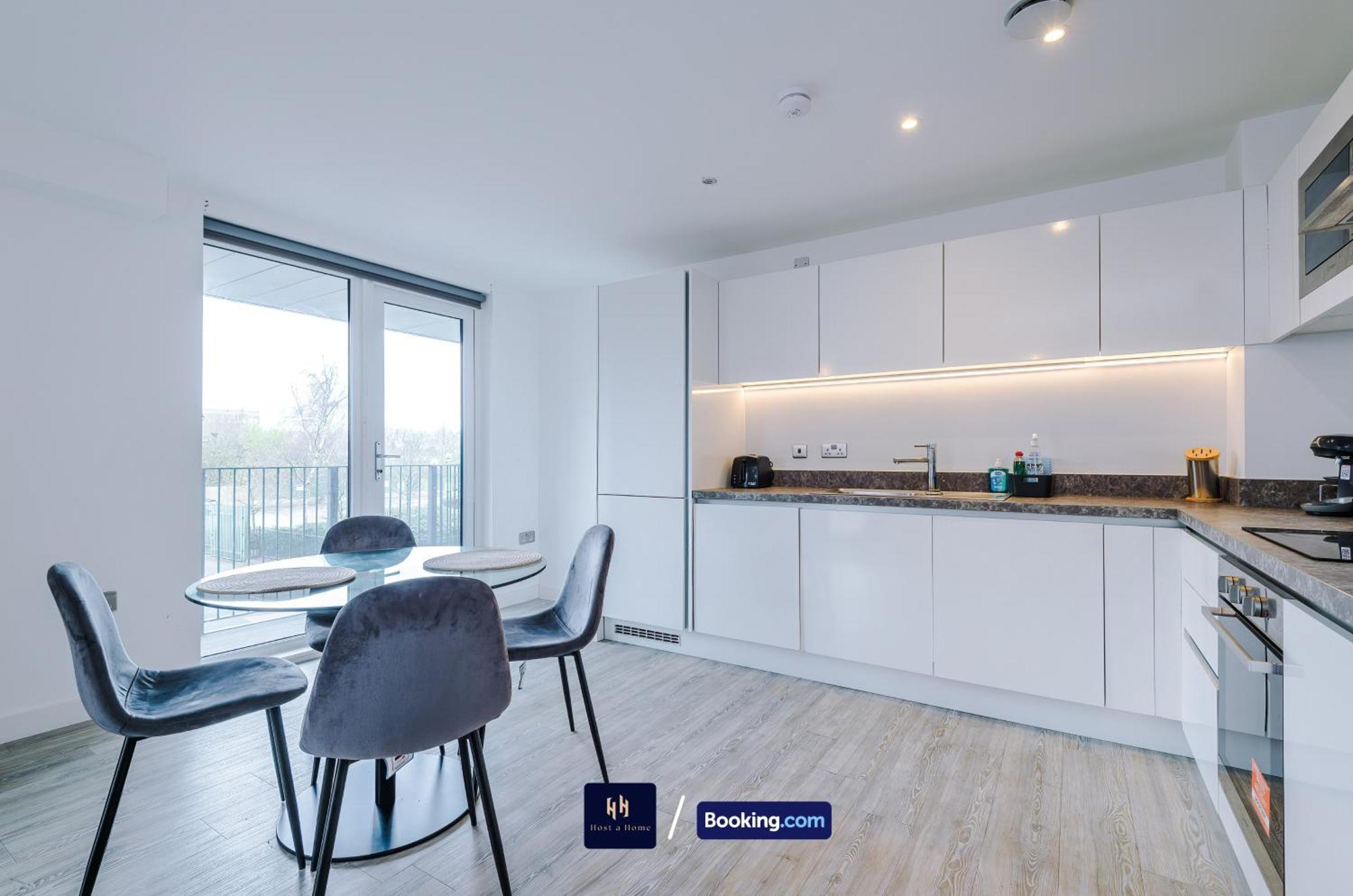 Modern 2 Bed Apartment With Balcony By Host A Home Manchester Extérieur photo