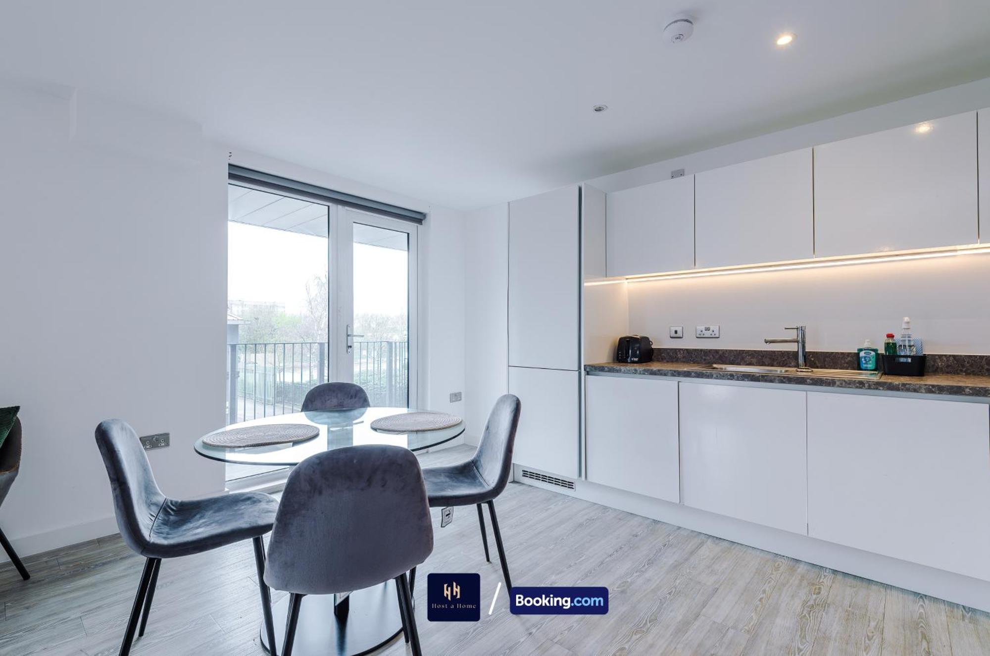 Modern 2 Bed Apartment With Balcony By Host A Home Manchester Extérieur photo