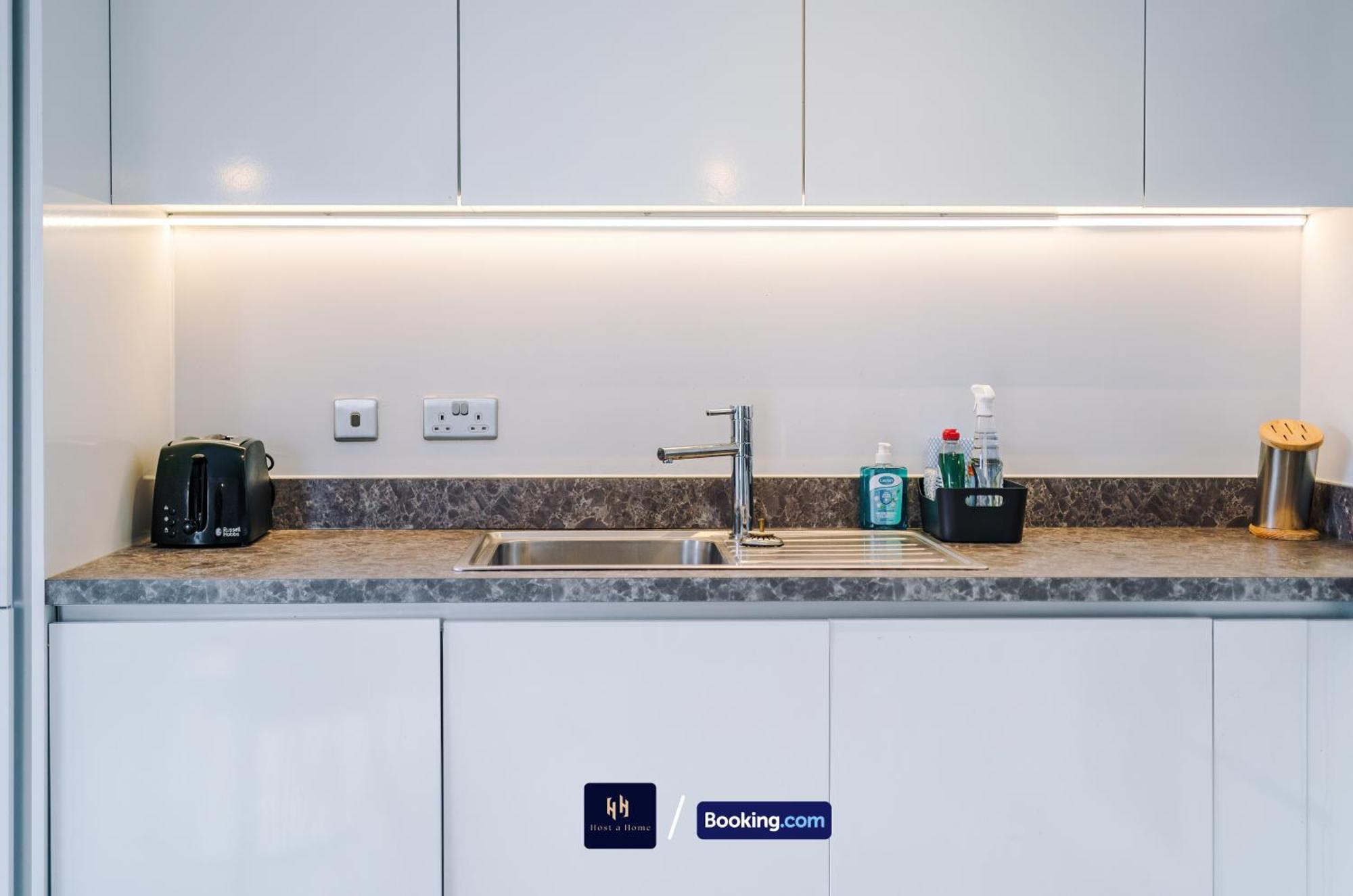 Modern 2 Bed Apartment With Balcony By Host A Home Manchester Extérieur photo