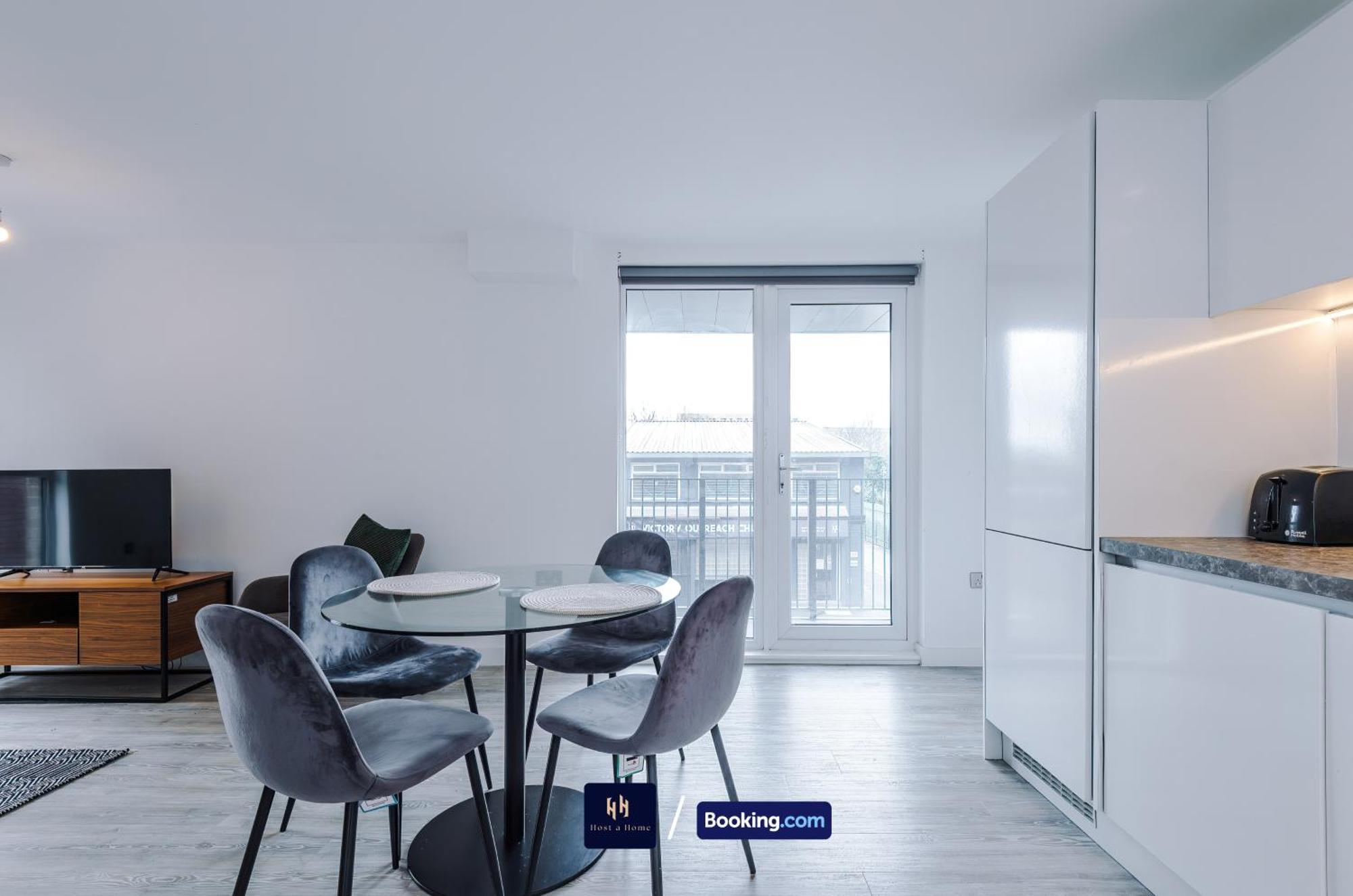 Modern 2 Bed Apartment With Balcony By Host A Home Manchester Extérieur photo