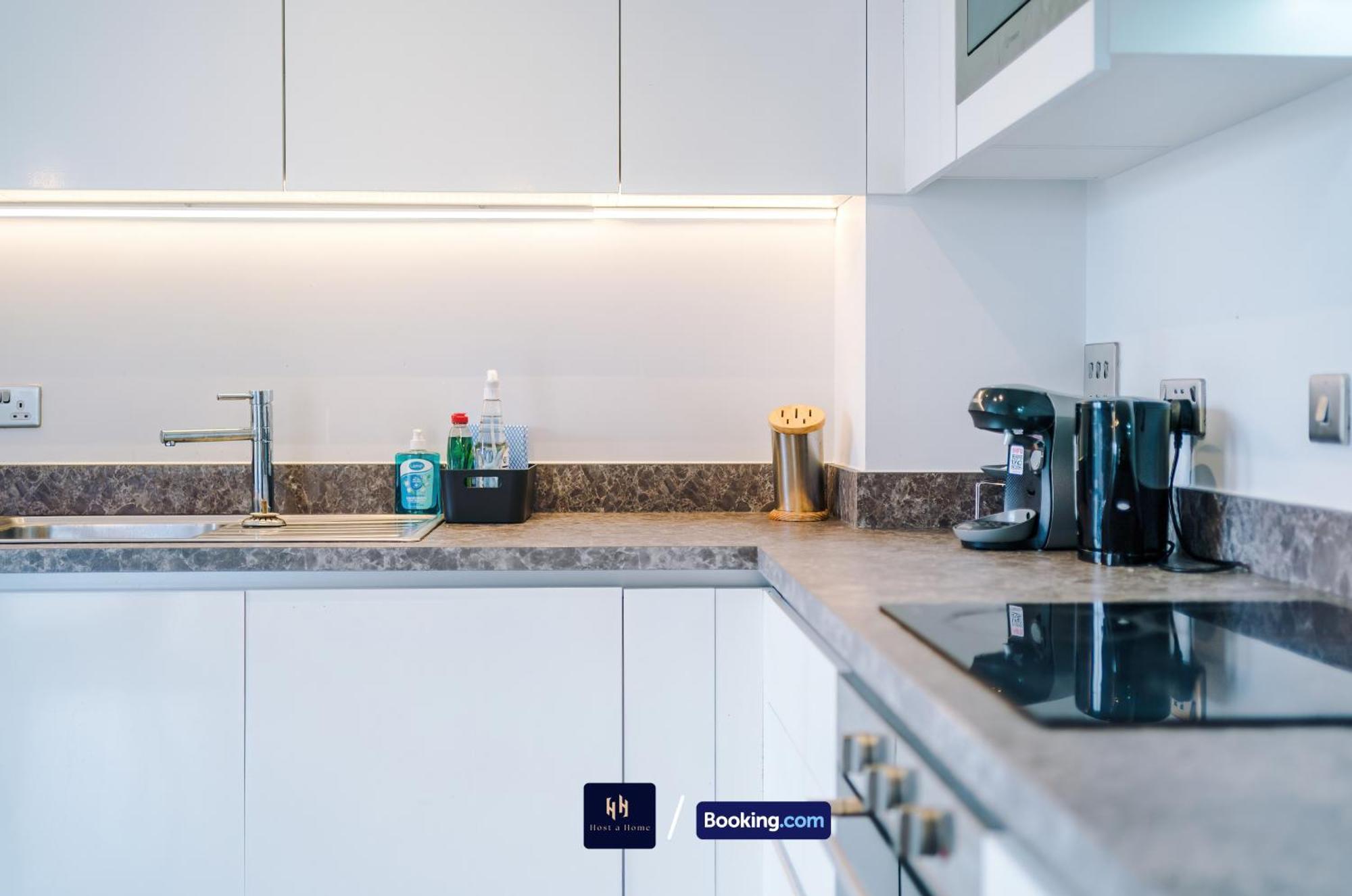 Modern 2 Bed Apartment With Balcony By Host A Home Manchester Extérieur photo